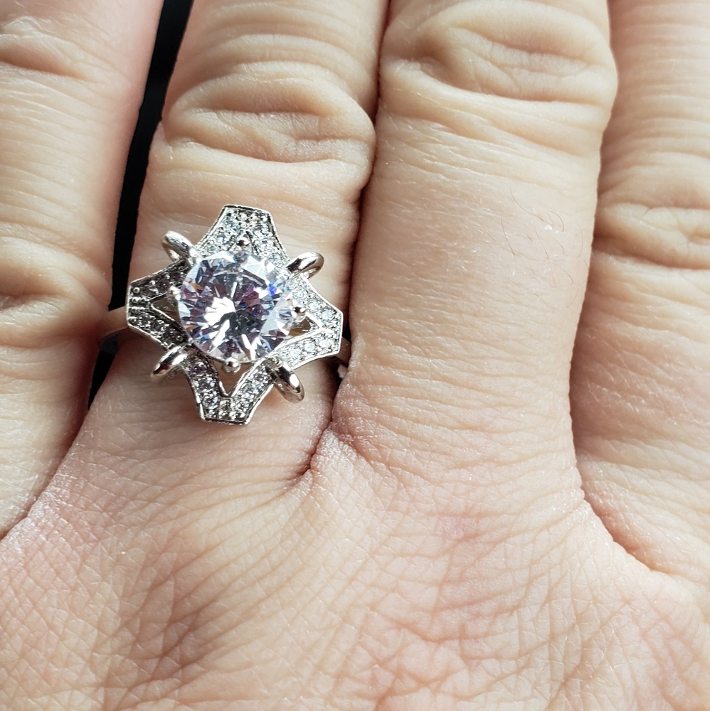 Gorgeous fashion ring. Very unique
